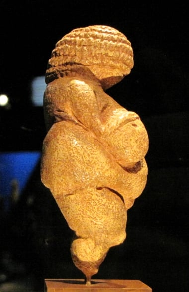 Vnus de Willendorf / Vista lateral direita