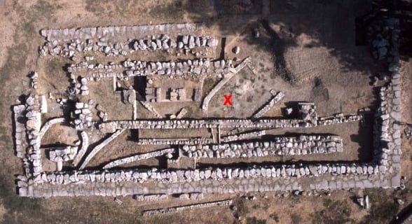 O primeiro templo de Apolo Dafnforo em Ertria