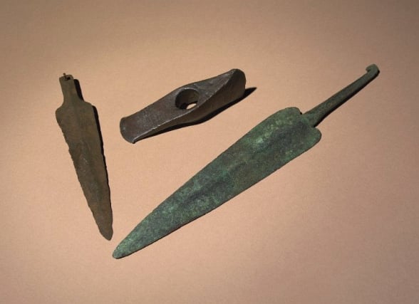 Pinos e espada de bronze