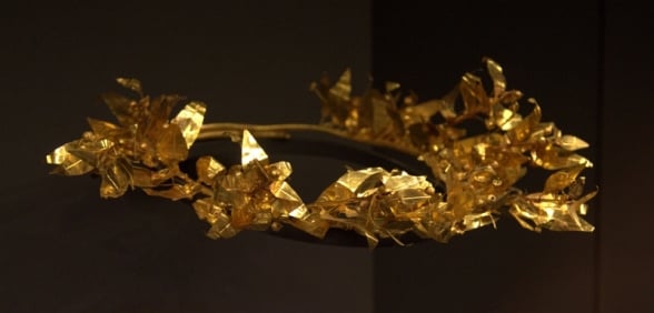 Coroas de folhas de ouro