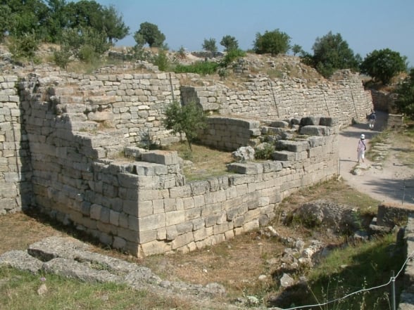 Muralha e torre de Troia VI