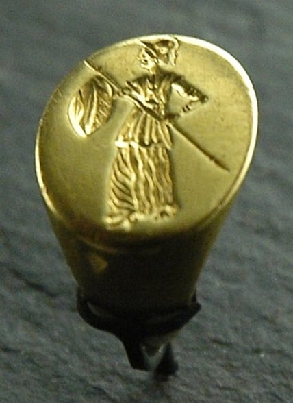 Anel de ouro com imagem de Atena
