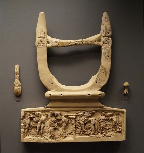 Lira miceniana decorada com esfinges