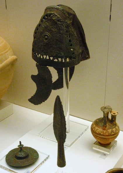 Capacete, espada e escudo da Idade das Trevas