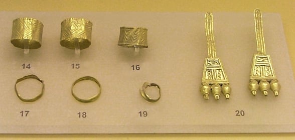 Anéis e brincos de ouro